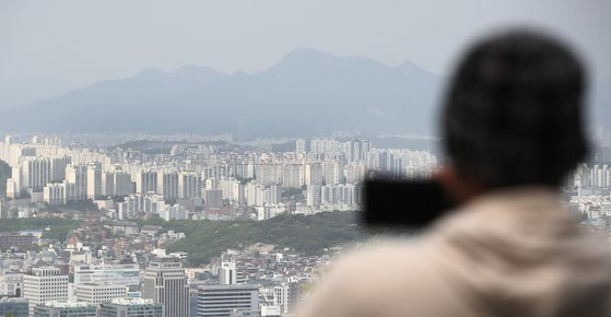 사진은 지난 4월 30일 오후 서울 중구 남산타워에서 바라본 아파트 일대 모습. 뉴스1