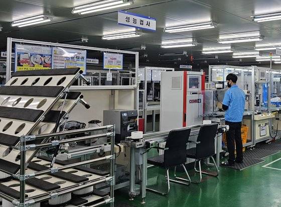 KBI메탈 전장사업부 대구공장 항온항습룸에서 작업자가 모터 단품 성능을 검사하고 있다. 사진 KBI그룹