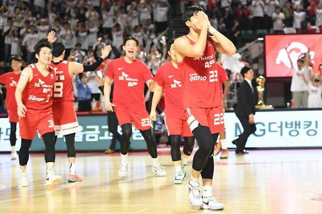 경기가 끝나고 눈물을 흘리는 서울 SK의 오재현.   한국농구연맹(KBL)