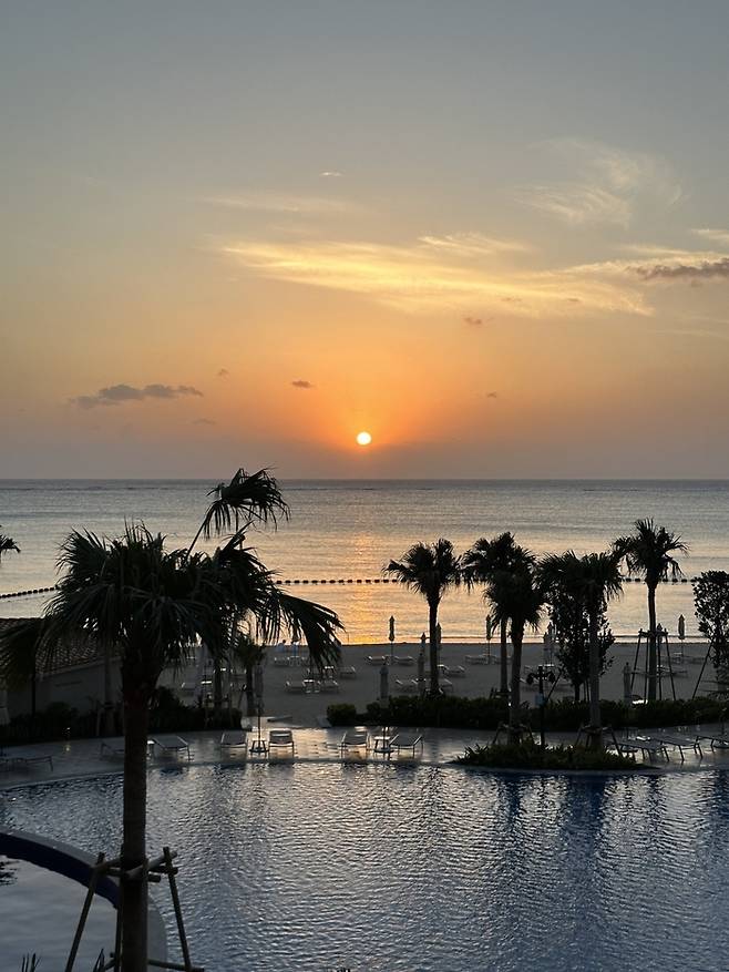 야외 수영장에서 감상한 일몰. /사진= 강예신 여행+ 기자