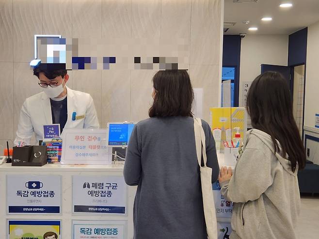 서울 양천구 신정동 삼성탑가정의학과의원에서는 간호조무사 3명이 오후 4시부터 부분 휴가를 냈다. 오후 5시30분 국회의사당 앞에서 열리는 '간호법·면허박탈법 강행처리 더불어민주당 규탄 대회'에 참여하기 위해서다. 간호조무사가 휴가를 내면서 오후 4시부터 원장 혼자 환자 접수와 진료, 병원 수납을 도맡아야 했다./사진=최지은 기자