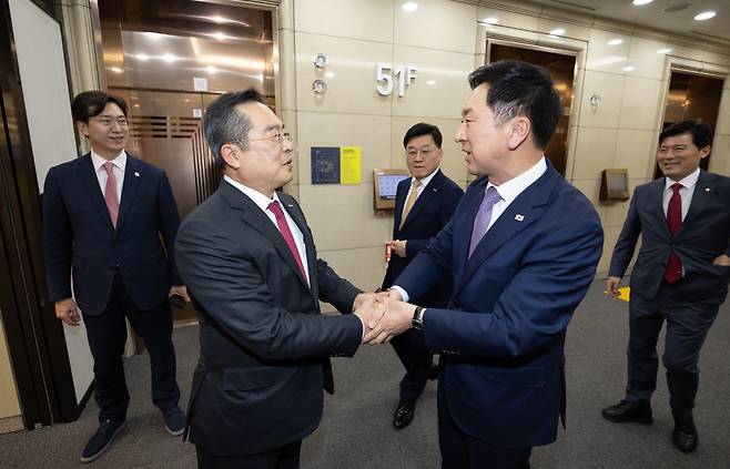 구자열(왼쪽) 한국무역협회 회장이 김기현 국민의힘 김기현 대표와 환담을 나누고 있다. [무역협회 제공]