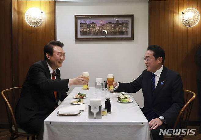 [도쿄=AP/뉴시스] 윤석열 대통령(왼쪽)과 기시다 후미오 일본 총리가 지난 3월16일 도쿄 긴자 지역에 있는 렌가테이 식당에서 친교의 시간을 가지며 생맥주로 건배하고 있다.