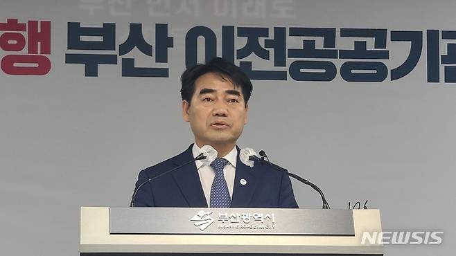 [부산=뉴시스] 권태완 기자 = 부산시 이성권 경제부시장이 3일 오후 부산시청 브리핑룸에서 '한국산업은행 부산 이전 공공기관 지정 고시' 관련 기자회견을 열고 발언하고 있다. kwon97@newsis.com 2023.05.03.