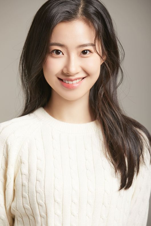 There are those who challenge the entertainment industry with the name and competence of Oroi Jasin, not the modifiers such as Sister of OO and Sister of OO.Group NCT member Jung Woos sister is known to be Actor Kim Min-ah.Jung Woo and Kim Min-ah both acknowledged that entertainment industry pro-Brother and Sister were added.Kim Min-ah, who was born in 1995, is three years older than Jung Woo. In 2015, she made her debut with the release of a single  ⁇   ⁇  such a good day.Since then, he has turned to Actor and appeared in web drama  ⁇   ⁇   ⁇ ,  ⁇   ⁇   ⁇ ,  ⁇   ⁇   ⁇   ⁇   ⁇   ⁇   ⁇   ⁇ . Recently, he met with audiences in the drama  ⁇   ⁇  human class  ⁇   ⁇   ⁇ , and is expected to participate in the encore performance of the work in June.Prior to this, Ive Jang Won-youngs pro-Sister Jang Da-aa gathered a lot of topics. Born in 2001, Jang Da-a is known to have studied Korean dance with his younger brother Jang Won-young at the age of three.Among the fans of Jang Won-young, he is already famous for his outstanding appearance and has attracted attention with his visual pro-Brother and Sister.Jang Da-a is scheduled to make her debut as an actress. Jang Won-young is famous as a pro-Sister, but she will meet with viewers under the name of Jang Da-a.The agency has not decided yet, but asked me to watch the activity.Although there are already successful families in entertainment industry, they can easily continue their entertainment industry life by borrowing their names and halos, but Kim Min-ah wants to shine in entertainment industry with Jasins capabilities. ⁇  Jang Won-young Chin Sister  ⁇  Jiang Da-ah,  ⁇  Jung Woo Chin sister  ⁇  Kim Min-ah, not  ⁇  Actor  ⁇  Jiang Da-ah,  ⁇  Actor  ⁇  Kim Min-ah.