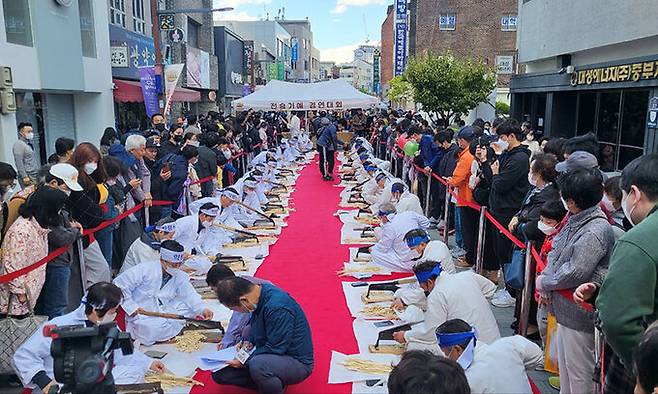 지난해 축제에서 전승기예(한약재 썰기) 경연대회가 열리고 있다. 대구시 제공