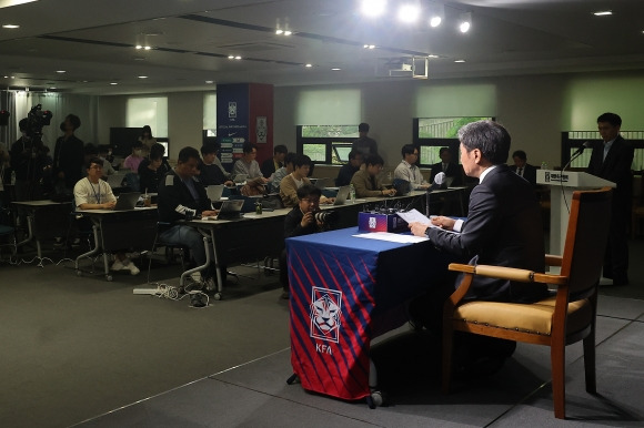 정몽규 대한축구협회장이 3일 오전 서울 신문로 축구회관에서 대한축구협회 신임 이사진 명단을  발표한 뒤 취재진의 질문에 답하고 있다. [연합뉴스]