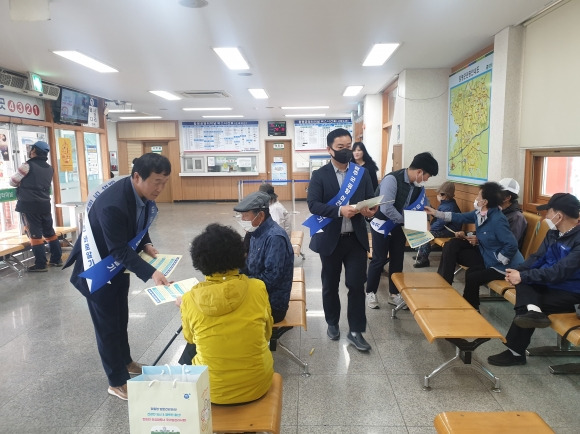 전라남도 도로교통과 직원들이 3일 함평군 버스터미널에서 ‘군공항 이전 바로 알기 캠페인’을 벌이고 있다.