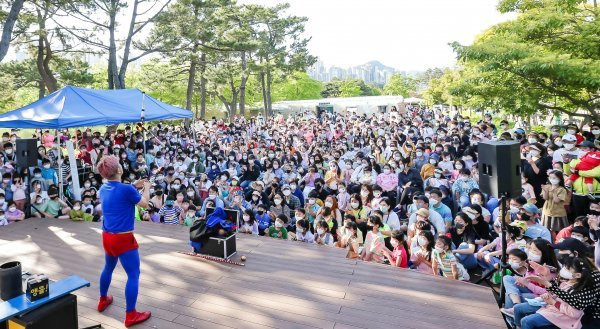 지난해 5월 5일 어린이문화한마당에서 저글맨쇼가 진행되고 있는 모습. 사진제공ㅣ부산시설공단