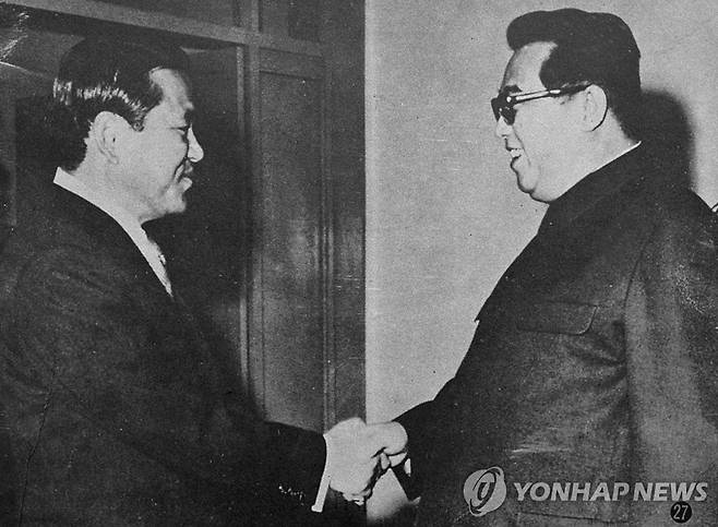 1972년 11월 3일 이후락과 악수하는 김일성 [연합뉴스 자료사진]