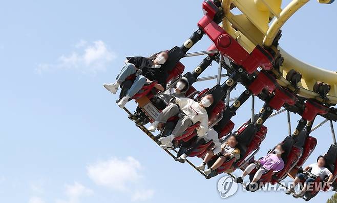 놀이기구 타기 좋은 날 (서울=연합뉴스) 윤관식 기자 = 1일 오후 서울 광진구 어린이대공원 놀이공원에서 시민들이 놀이기구를 타고 있다. 2023.5.1 psik@yna.co.kr