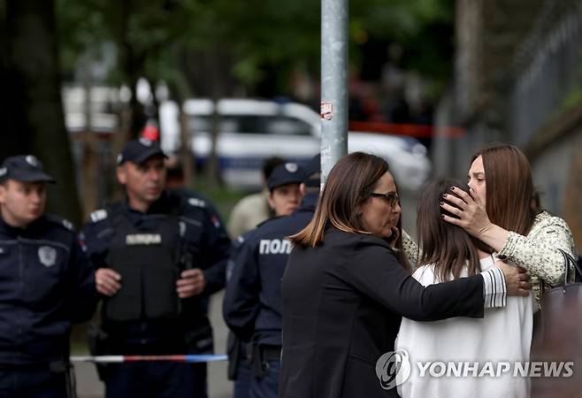 세르비아 초등학교서 총기난사 사건 (베오그라드 EPA=연합뉴스) 3일(현지시간) 세르비아 수도 베오그라드의 블라디슬라브 리브니카르 초등학교 근처에서 교사들이 학생을 위로하고 있다. 2023.05.03 photo@yna.co.kr