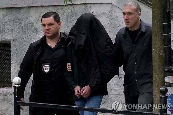 경찰에 이송되는 세르비아 초등학교 총격 사건 용의자 (베오그라드[세르비아] AFP=연합뉴스) 3일 오전(현지시간) 세르비아 수도 베오그라드의 한 초등학교에서 발생한 총격 사건 용의자가 경찰에 체포돼 이송되고 있다. 13세 소년인 용의자는 아버지의 총을 학교로 가져와 교실에서 난사했다. 이 사건으로 최소 9명이 숨졌다. 2023.05.03 yerin4712@yna.co.kr