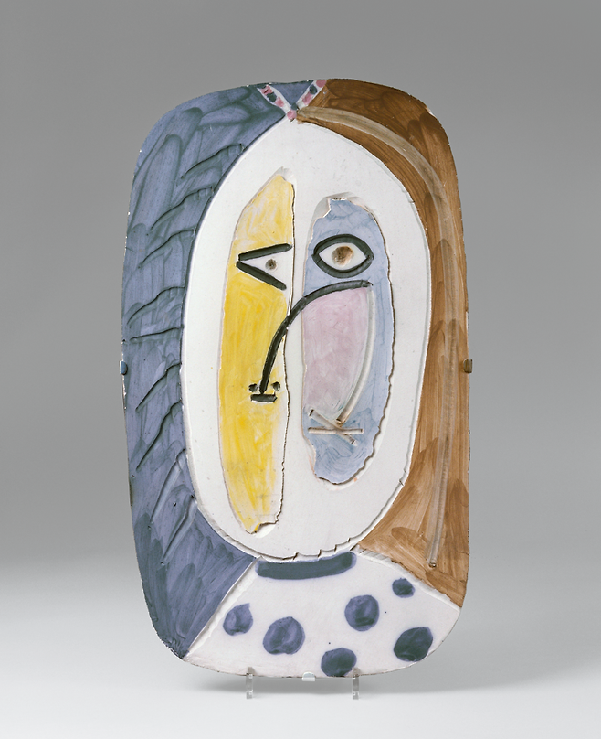 파블로 피카소 Pablo Picasso, 머리가 있는 직사각형 석판 Oblong Plaque with Head, ⓒ 2023 - Succession Pablo Picasso - SACK (Korea), Faience, 59.0 x 34.0 cm, 1948 / 마이아트뮤지엄 제공