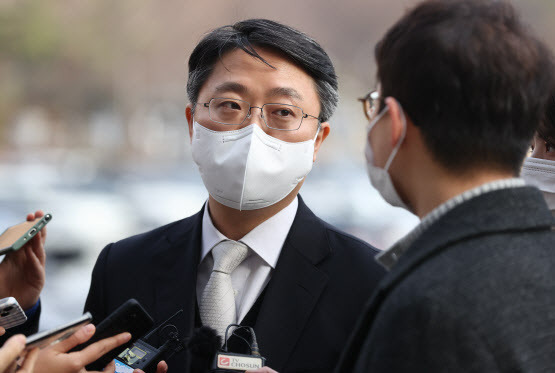 고위공직자범죄수사처(공수처)의 ‘이성윤 서울고검장 공소장 유출 의혹’ 수사 관련 압수수색 대상자였던 임세진 부장검사가 2021년 11월 29일 오전 정부과천청사에서 공수처 압수수색 영장 청구서의 작성자와 결재자 등에 대한 열람등사신청과 정보공개청구를 하기 전 취재진 앞에서 발언하고 있다. (사진=연합뉴스)