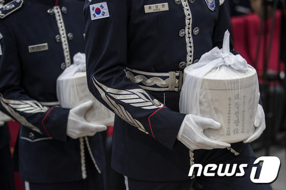 지난 2017년 8월23일 오전 경기도 고양시 벽제 군봉안소에서 엄수된 고(故) 실미도 부대원 합동 봉안식. 2017.8.23/뉴스1 ⓒ News1 성동훈 기자