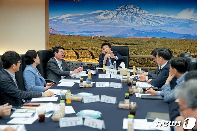 오영훈 제주지사가 4일 오전 제4차 경제산업정책회의를 주재하고 있다.(제주도청 제공)/뉴스1