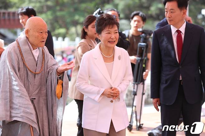 박근혜 전 대통령이 11일 오전 대구 동구 팔공총림 동화사를 찾아 통일대불로 향하고 있다. 2023.4.11/뉴스1 ⓒ News1 공정식 기자