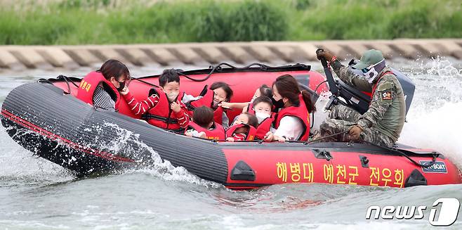 어린이날을 하루 앞둔 4일 오전 경북 예천군 한천체육공원에서 개막한 ''2023 예천활축제' 현장을 찾은 어린이들이 구명조끼를 착용하고 해병대 예천군 전우회가 마련한 고무보트에 몸을 맡긴 채 즐거운 시간을 보내고 있다. 2023.5.4/뉴스1 ⓒ News1 공정식 기자