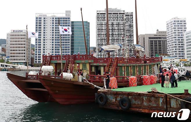 조선통신사축제를 이틀 앞둔 지난 3일 오후 부산항 연안여객터미널로 국립해양문화재연구소가 재현한 조선통신사선이 입항하고 있다.2023.5.3/뉴스1 ⓒ News1 윤일지 기자