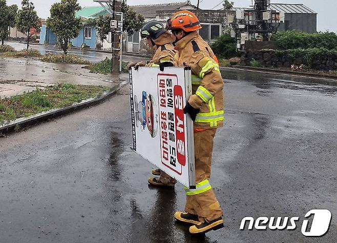 4일 오후 제주시 한경면 판포리의 한 도로에 강풍에 날린 도로 표지판이 나뒹굴고 있다.(제주서부소방서 제공)