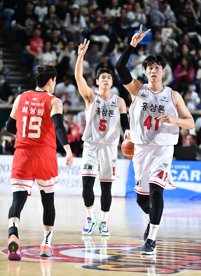 KGC 변준형 오세근.  사진제공=KBL