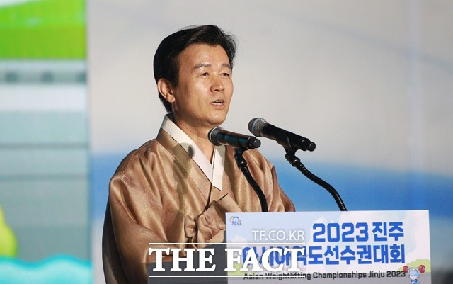 2023 진주아시아역도선수권대회 조직위원장인 조규일 진주시장이 개회식에서 환영사를 하고 있다./진주=이경구 기자