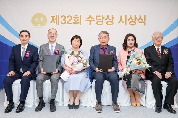 3일 서울 중구 롯데호텔에서 열린 제32회 수당상 시상식에서 김윤 수당재단 이사장, 안지훈 고려대 생명과학과 교수 내외, 김기현 한양대 건설환경공학과 석학교수 내외, 진정일 수당상 운영위원장(왼쪽부터)이 기념촬영을 하고 있다. [사진제공=수당재단]