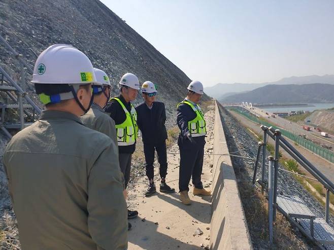 부산항만공사 경영진들이 항만 하역 현장, 건설공사 현장, 여객터미널 등에 대해 특별 안전 점검을 진행하고 있다.