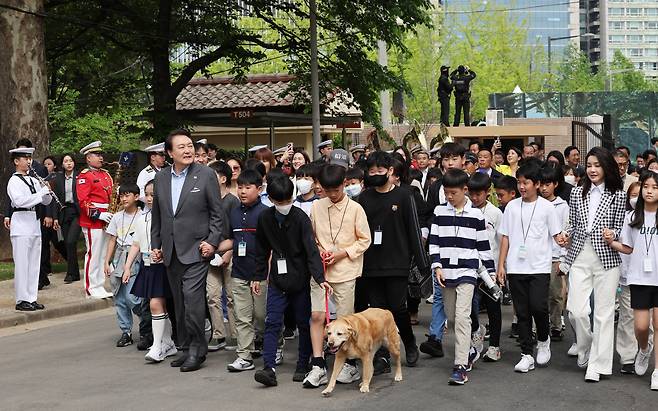 윤석열 대통령과 부인 김건희 여사가 4일 서울 용산 대통령실 앞 미군기지 반환부지에 조성된 용산어린이정원으로 어린이들과 함께 입장하고 있다./뉴시스