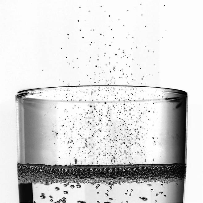 샴페인 거품에서 기포 수백개가 터지는 모습. 이 과정에서 풍미를 내는 물질들이 공기 중으로 발산된다./Nature