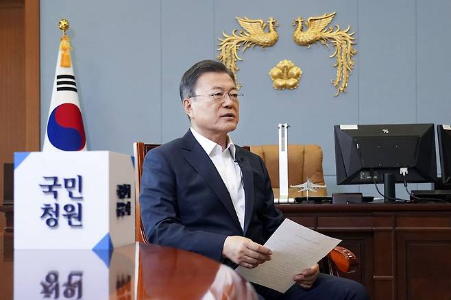 지난해 4월 문재인 당시 대통령이 청와대 여민관 집무실에서 이명박 전 대통령 사면 반대 등 국민청원 답변을 하고 있다. /청와대 제공