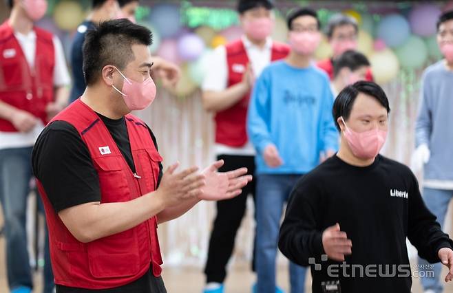 LG전자는 어린이날을 맞아 4일 서울 암사재활원에 거주하는 장애 아동·청소년들을 위해 행사를 가졌다. 사진은 암사재활원 강당에서 LG전자 직원과 장애아동이 댄스배틀을 하는 모습.