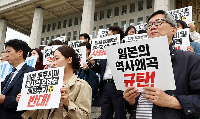 기시다 일본 총리 방한 관련 시민사회, 정당 입장발표 공동 기자회견이 4일 오전 서울 여의도 국회 본청 앞에서 열려 참석자들이 일본의 역사 왜곡, 독도 영유권 주장 중단 등을 요구하고 있다. 김경호 선임기자 jijae@hani.co.kr