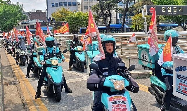 배달플랫폼노조 대구지회는 노동절인 지난 1일 대구시 달서구 비(B)마트 앞에서 중구 공평네거리까지 8㎞가량을 오토바이를 타고 행진했다. 맨 앞이 김용석(53)씨다. 배달플랫폼노조 대구지회 제공