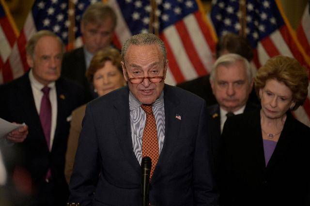 척 슈머(가운데) 미국 민주당 상원 원내대표가 3일 워싱턴 국회의사당에서 중국 경쟁 법안 2.0 입법 계획을 발표하고 있다. 워싱턴= 로이터 연합뉴스