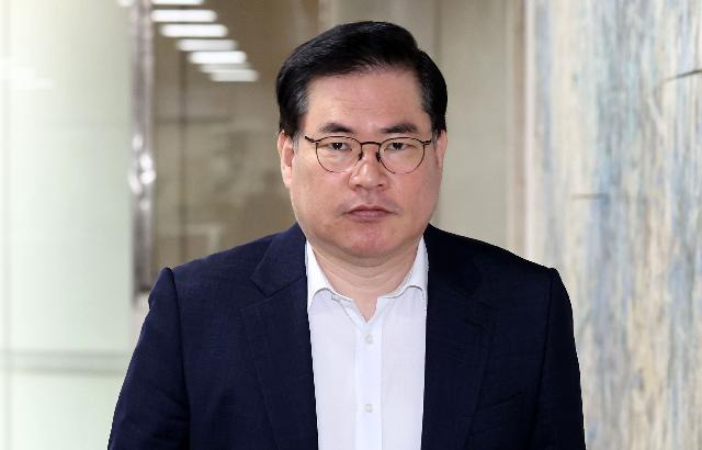 유동규 전 성남도시개발공사 기획본부장이 4일 서울 서초구 서울중앙지법에서 열린 민주당 불법 대선자금 의혹 1심 10차 공판에 출석하고 있다. 뉴시스