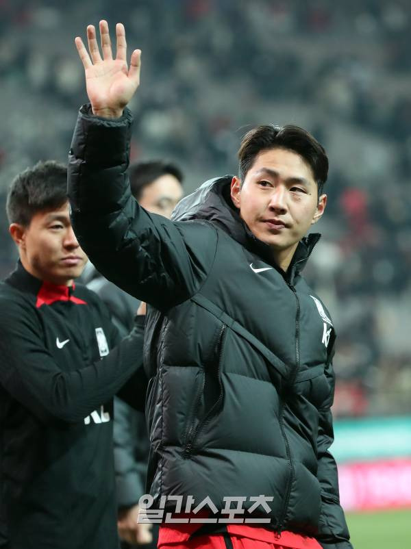 위르겐 클린스만 감독이 이끄는 대한민국 축구대표팀이 28일 오후 서울 마포구 서울월드컵경기장에서 우루과이를 상대로 평가전을 가졌다. 경기 후 이강인이 관중을 향해 인사하고 있다. 상암=김민규 기자