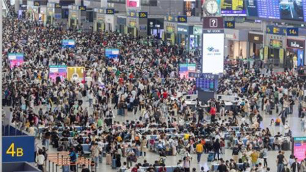 노동절 연휴 당시 상하이 훙차오공항 모습 [신화사 캡처]