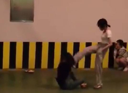 충남 태안에서 여중생 A양이 후배 여중생 B양을 무차별적으로 폭행하고 있다. [사진=페이스북 캡처]