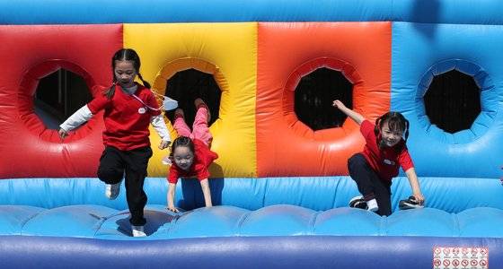 3일 오전 동작구 서울본동초등학교에서 열린 운동회에서 어린이들이 달리기를 하고 있다. 뉴스1