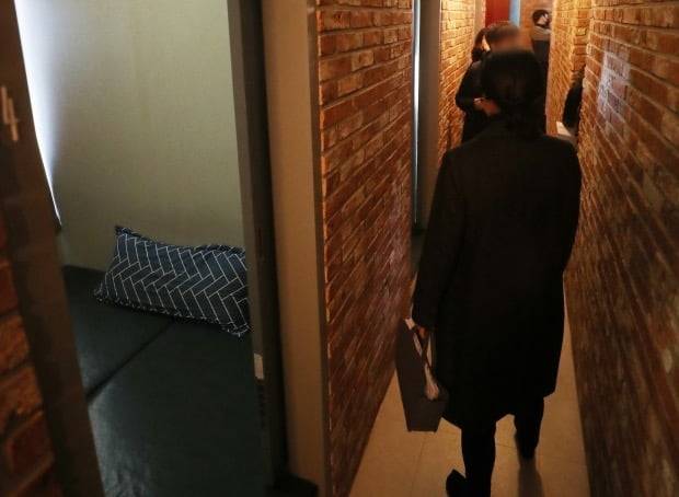 기사와 관련 없는 사진. 지난 2월 22일 오후 경기도의 한 룸카페에서 경기도 공정특별사법경찰단과 경기도 청소년과, 시군 청소년과 관계자들이 도내 룸카페에 대한 단속·점검를 진행하고 있다. /사진=연합뉴스