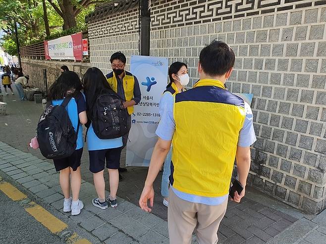 서울시청소년상담복지센터 상담사들이 한 고등학교 앞에서 상담 안내를 하고 있다. 서울시청소년상담복지센터 제공