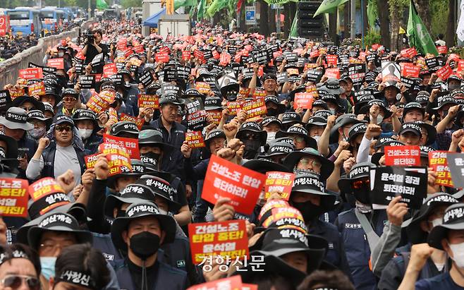 민주노총 전국건설노동조합원들이 4일 서울 용산구 대통령실 인근에서 열린 건설노조 총력투쟁 선포 결의대회에서 정부를 규탄하는 구호를 외치고 있다. 조태형 기자