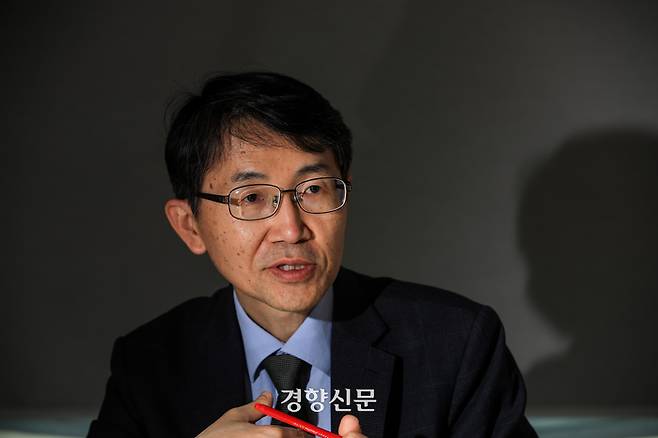 권두섭 민주노총 법률원 변호사가 4일 서울 중구 민주노총 법률원 회의실에서 원청과 하청 등 건설업계 노동현장의 상황과 정부의 건설노조 수사에 대해 말하고 있다. 이준헌 기자