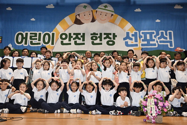 4일 국회에서 열린 어린이 안전 헌장 선포식에서 어린이들과 여야 당대표 등 참석자들이 선서문을 들고 포즈를 취하고 있다. 김정록 기자