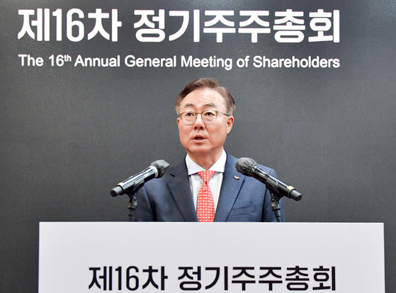 SK Innovation Vice Chairman Kim Jun speaks during a shareholder meeting in March in central Seoul. [YONHAP]