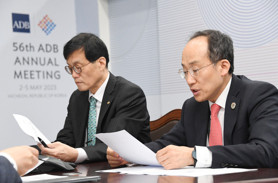 Finance Minister Choo Kyung-ho, right, and Bank of Korea Gov. Rhee Chang-yong at a meeting held in Incheon Thursday following the Federal Reserve's decision to up the federal funds rate by 25 basis points Wednesday. [YONHAP]