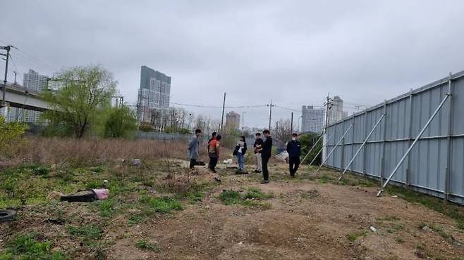 시흥시와 시흥도시공사 관계자들이 '월곶역세권 도시개발사업' 부지의 토양 실태를 확인하고 있다.