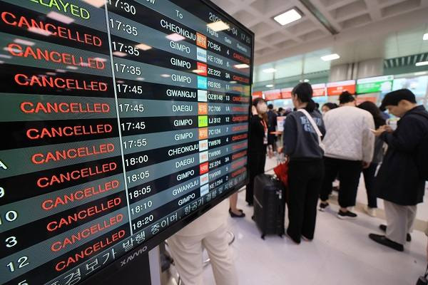 강풍과 폭우 등 악천후로 4일 오후 제주국제공항 내 전광판이 출발 항공편 대다수의 결항을 알리고 있다.   연합뉴스